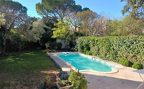 Studio Charmant Et Calme Villeneuve Les Avignon Entree Et Cour Independantes Climatisation Piscine Parking