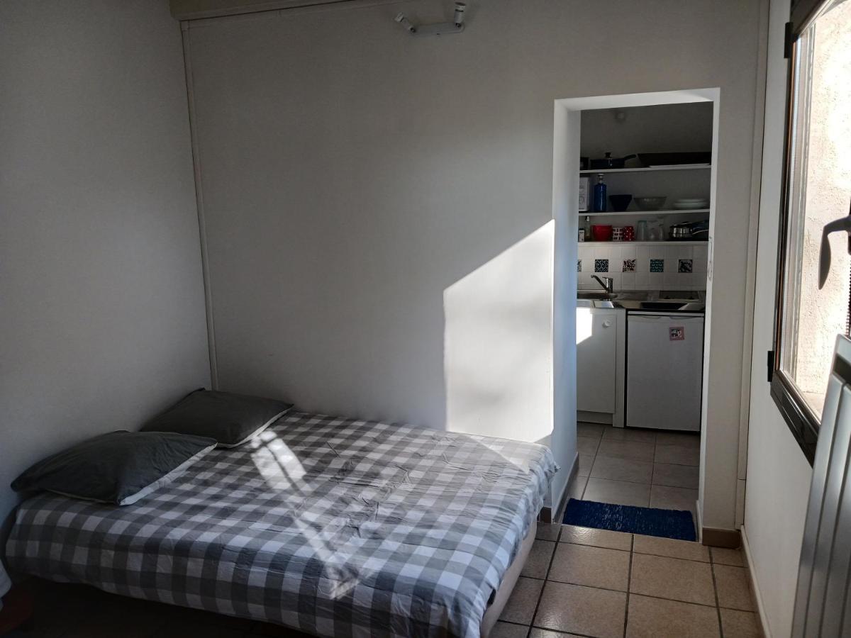 Studio Charmant Et Calme Villeneuve Les Avignon Entree Et Cour Independantes Climatisation Piscine Parking Extérieur photo